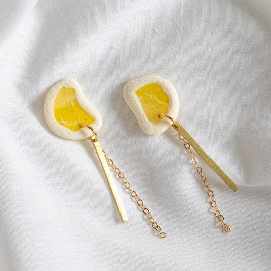 Summer Solstice - geel oorstekertje met gouden staafje en ketting