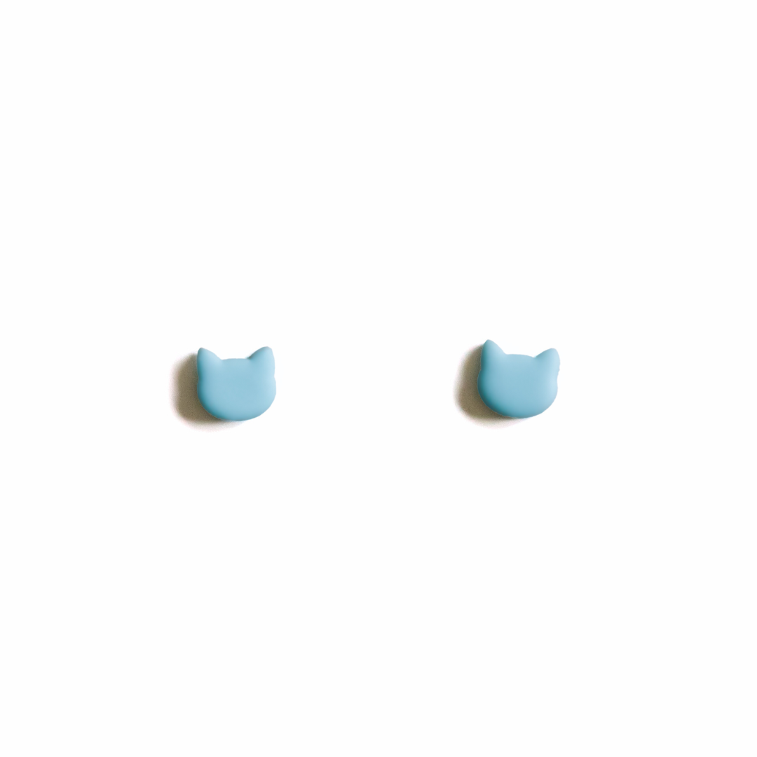 Cattitude - licht blauwe kat - kleine oorknopjes - effen